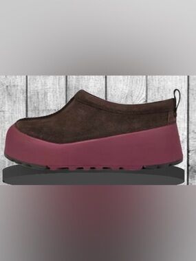 Ugg Chunky Platform Slip-On Shoe in Dark Brown Suede w/ Burgundy Sole: Size 7